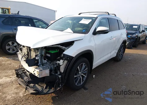 2018 Toyota Highlander Xle z USA, uszkodzony, nr VIN 5TDJZRFHXJS877539